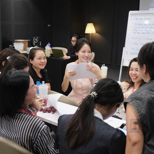Không khí lớp học Xây Dựng và Phủ Thương Hiệu bằng Video Ngắn