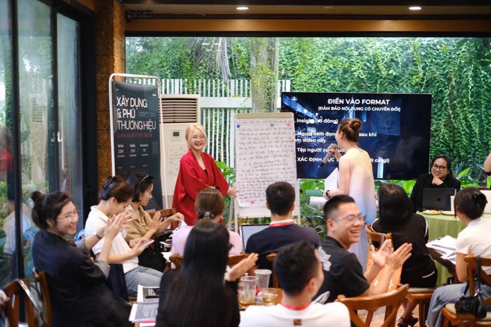 Không khí lớp học Xây Dựng và Phủ Thương Hiệu bằng Video Ngắn