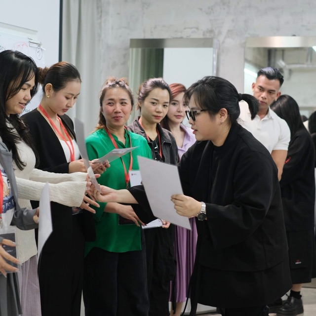 Không khí lớp học Xây Dựng và Phủ Thương Hiệu bằng Video Ngắn