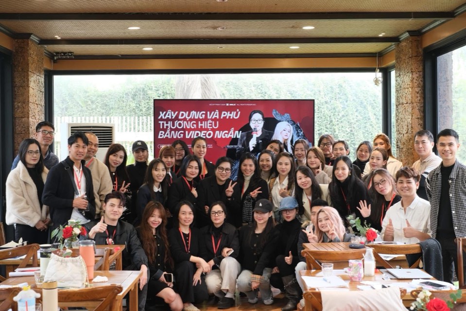 Không khí lớp học Xây Dựng và Phủ Thương Hiệu bằng Video Ngắn