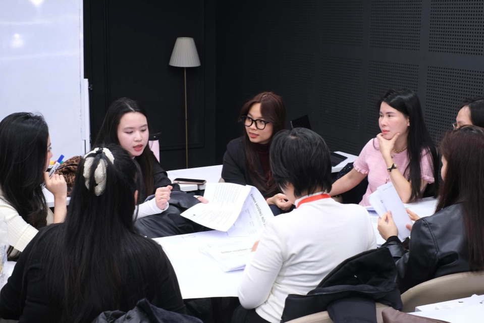 Không khí lớp học Xây Dựng và Phủ Thương Hiệu bằng Video Ngắn